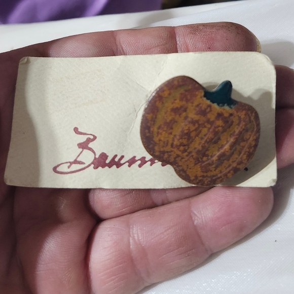 Vtg Artisan Signed Pottery Clay Pumpkin Autumn Fall Pin Brooch on Card - Picture 2 of 3